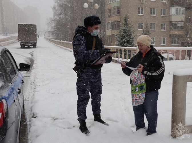 В ПОДМОСКОВЬЕ РОСГВАРДЕЙЦЫ ПРОДОЛЖАЮТ ПРИЗЫВАТЬ ГРАЖДАН ОСТАВАТЬСЯ ДОМА