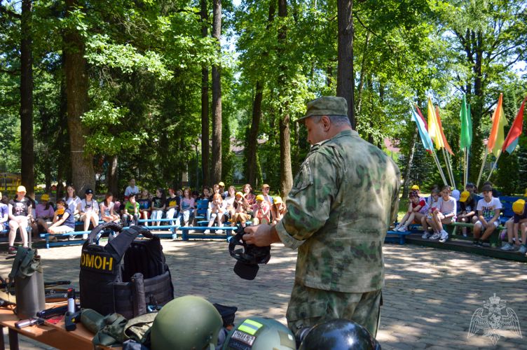 В Подмосковье сотрудники спецподразделений Росгвардии провели «урок мужества» для участников детского лагеря 