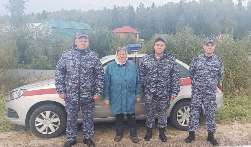 Сотрудники Росгвардии отыскали женщину, заблудившуюся в лесу в Подмосковье 