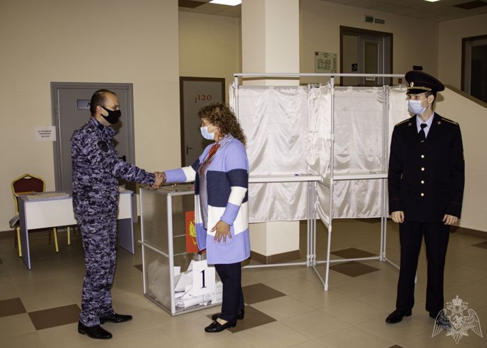В Подмосковье сотрудники Росгвардии обеспечили безопасность избирателей в период проведения Единого дня голосования
