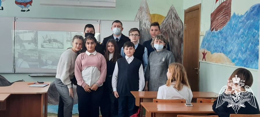 В Подмосковье сотрудники Росгвардии провели «Урок мужества» для учащихся средней школы