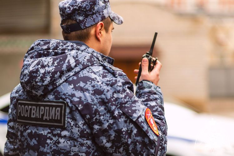 В Подмосковье сотрудники Росгвардии задержали подозреваемую за незаконное хранение наркотиков