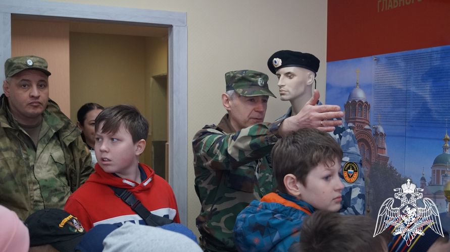 В Подмосковье сотрудники Сергиево- Посадского ОМОН провели экскурсию для школьников 