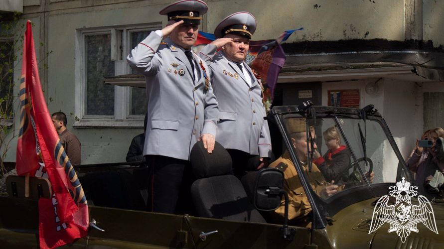 В Подмосковье сотрудники Росгвардии провели акцию «Парад идёт к ветерану»