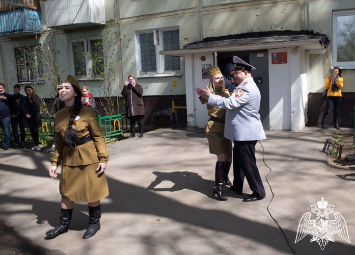 В Подмосковье сотрудники Росгвардии провели акцию «Парад идёт к ветерану»