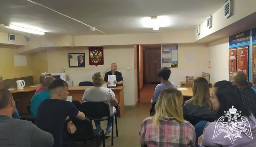 Росгвардейцы рассказали дачникам Щелкова, как уберечь дома от мошенников