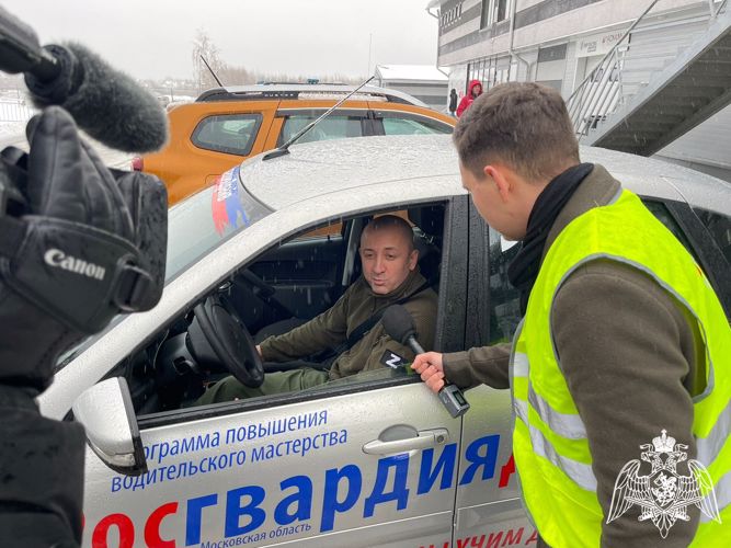 В Подмосковье корреспондент телеканала «Россия 24» рассказал о программе повышения уровня водительского мастерства «Росгвардия Драйв» (ВИДЕО)