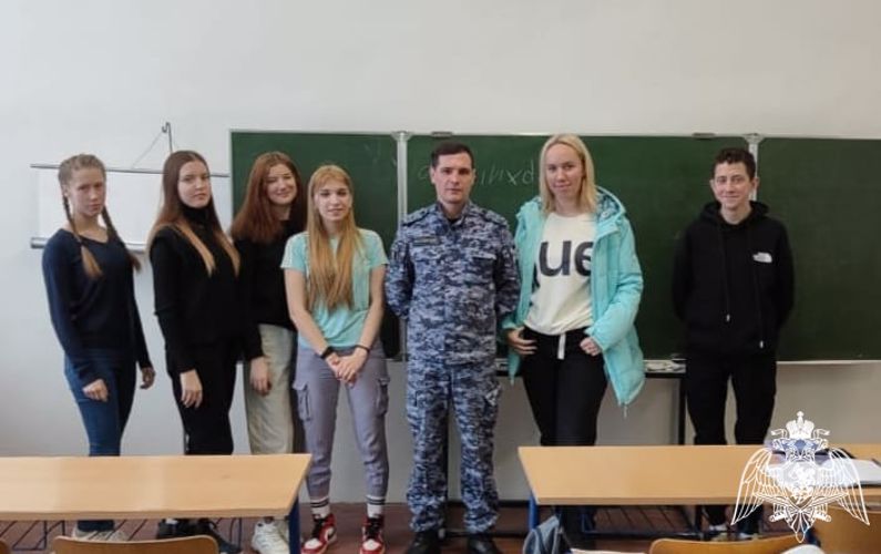 В День студента сотрудники Росгвардии Подмосковья посетили Красногорский колледж