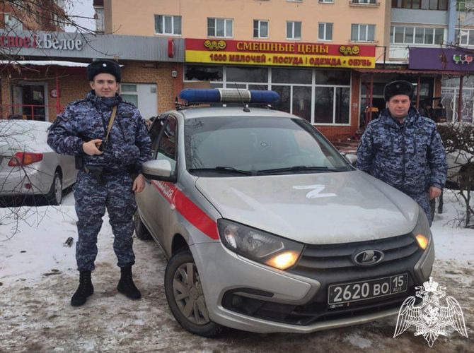 Более 30 человек эвакуировали сотрудники Росгвардии из загоревшегося здания в Подмосковье (Видео)