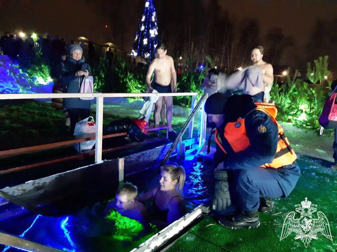 В Подмосковье сотрудники Росгвардии обеспечили безопасность граждан во время крещенских купаний