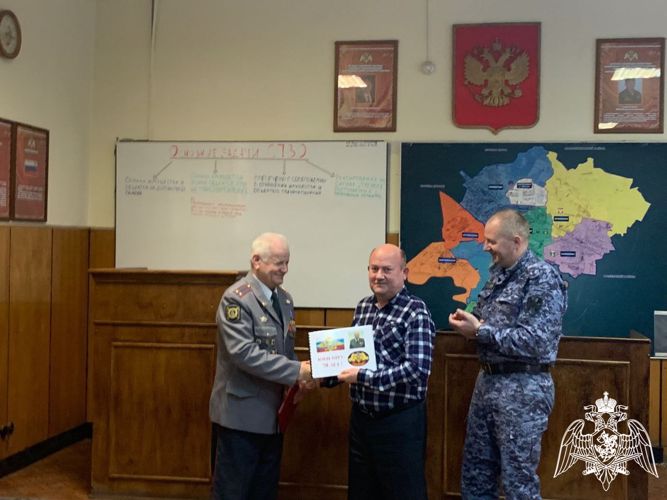 В Подмосковье росгвардейцы поздравили ветерана ведомства с 70-летним юбилеем