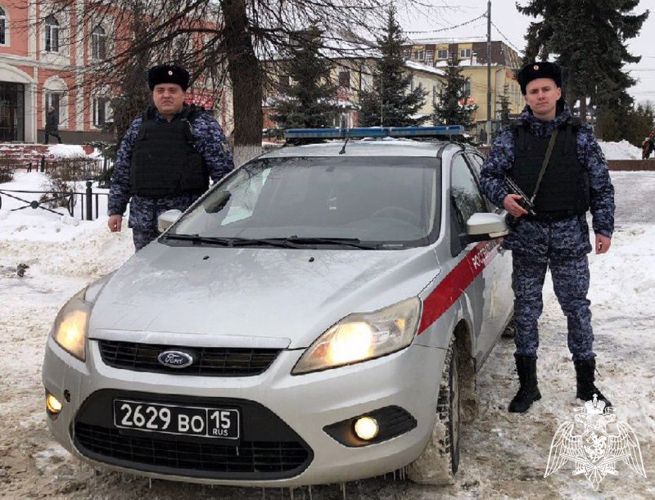 В Подмосковье росгвардейцы задержали подозреваемых в сбыте наркотиков в крупном размере 