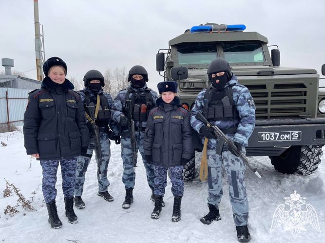 В Подмосковье сотрудники ОМОН «Русич» провели экскурсию для курсантов «Гвардейской смены»