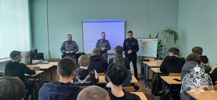 В Подмосковье сотрудники Росгвардии провели «Урок Мужества» в Балашихинском техникуме