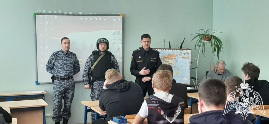 В Подмосковье сотрудники Росгвардии провели «Урок Мужества» в Балашихинском техникуме