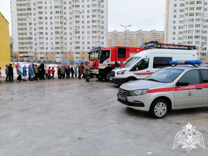 В Подмосковье росгвардейцы приняли участие в учебной пожарно-спасательной эвакуации