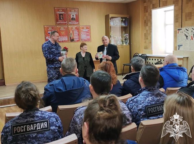В Подмосковье росгвардейцы поздравили ветерана ведомства с 70-летним юбилеем