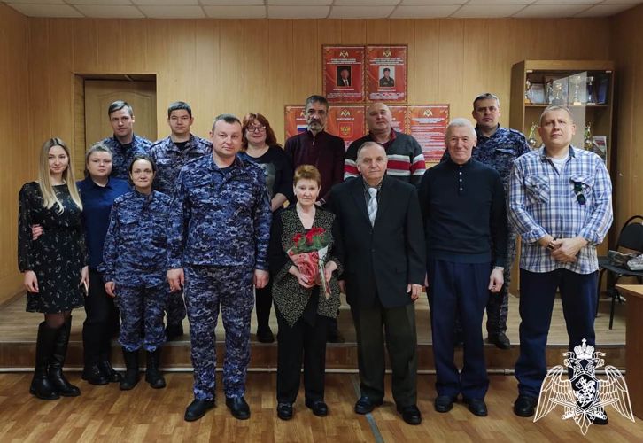 В Подмосковье росгвардейцы поздравили ветерана ведомства с 70-летним юбилеем