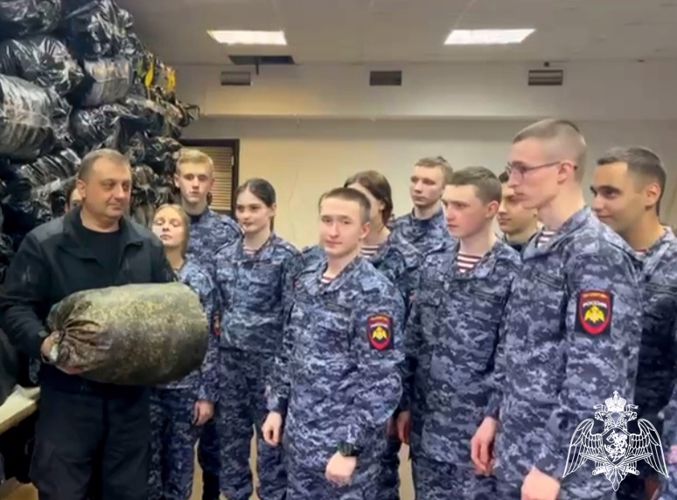 В Подмосковье курсанты «Гвардейской смены» изготовили для участников СВО маскировочную сеть