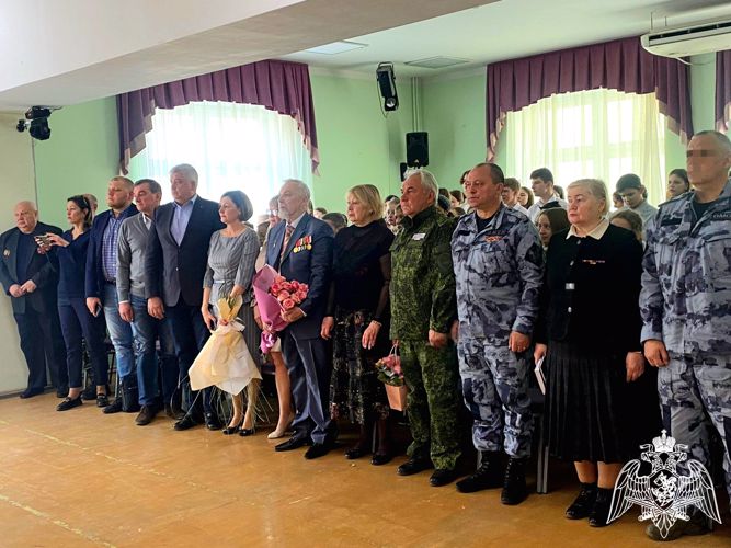 Сотрудники подмосковного ОМОН «Русич» приняли участие в церемонии открытия «Парты Героя», посвященной своему сослуживцу