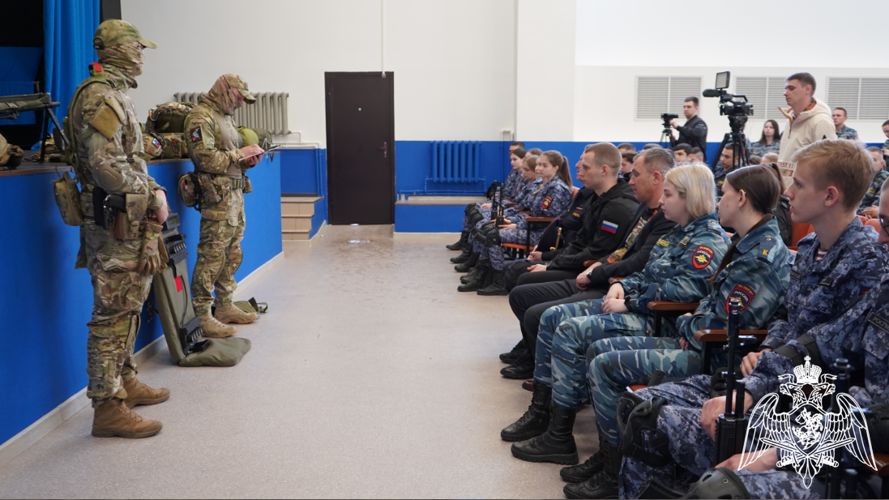 Сотрудники СОБР «Булат» провели патриотический урок для курсантов «Гвардейской смены» в Подмосковье 