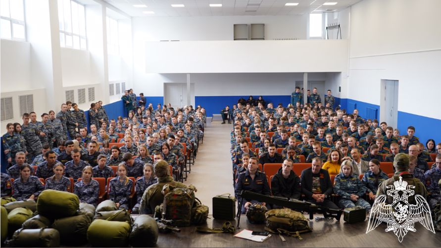 Сотрудники СОБР «Булат» провели патриотический урок для курсантов «Гвардейской смены» в Подмосковье 