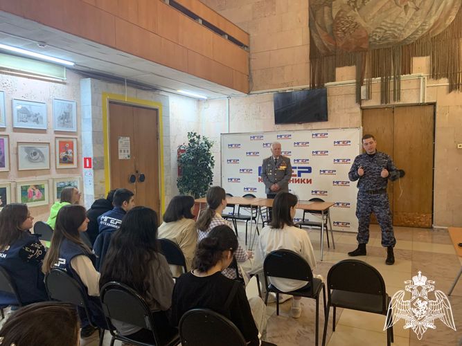 В Подмосковье ветеран войск правопорядка встретился с участниками добровольного движения «Молодая гвардия»