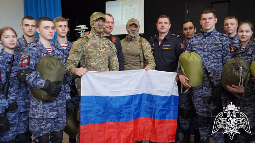 Сотрудники СОБР «Булат» провели патриотический урок для курсантов «Гвардейской смены» в Подмосковье 