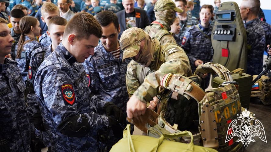 Сотрудники СОБР «Булат» провели патриотический урок для курсантов «Гвардейской смены» в Подмосковье 