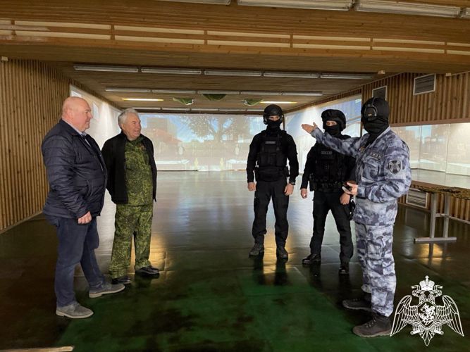 Ветераны ОМОН "Русич" подмосковного главка Росгвардии посетили спецподразделение