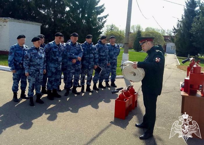 Сотрудники пожарной инспекции подмосковного главка Росгвардии провели практические занятия с сотрудниками спецподразделения 