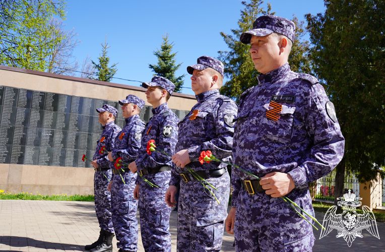 К патриотической акции «Поклонимся» присоединились сотрудники Росгвардии в Можайске (Видео)
