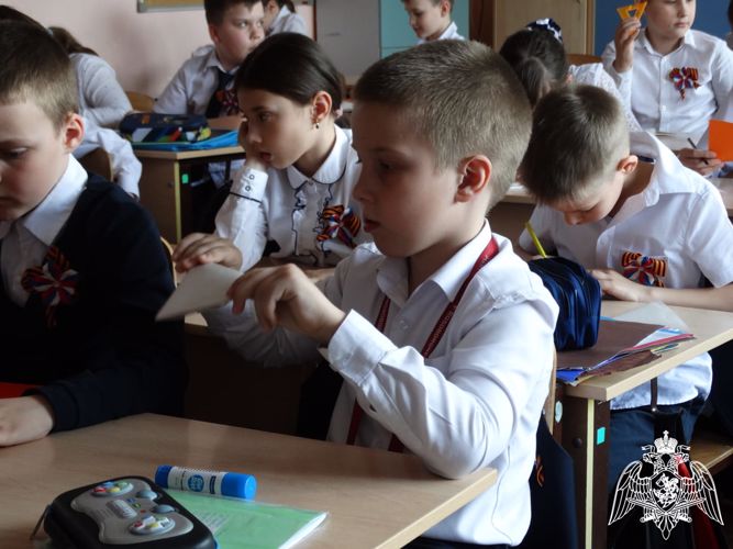 В акции "Солдатский треугольник" приняли участие ученики подшефной школы Росгвардии Московской области 