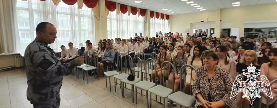 Офицер ОМОН «Русич» стал почетным гостем на фестивале детской патриотической песни в подшефной школе