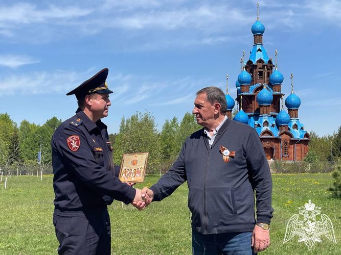 Сотрудники и военнослужащие Подмосковного главка Росгвардии приняли в дар икону «Собор Небесных Покровителей Лавр Святой Руси»