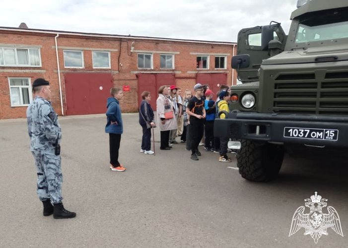 Школьники Подольска посетили спецподразделение ОМОН «Русич»