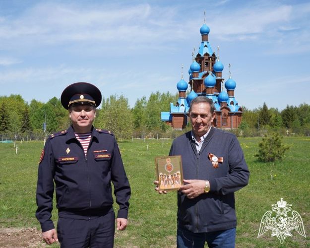 Сотрудники и военнослужащие Подмосковного главка Росгвардии приняли в дар икону «Собор Небесных Покровителей Лавр Святой Руси»