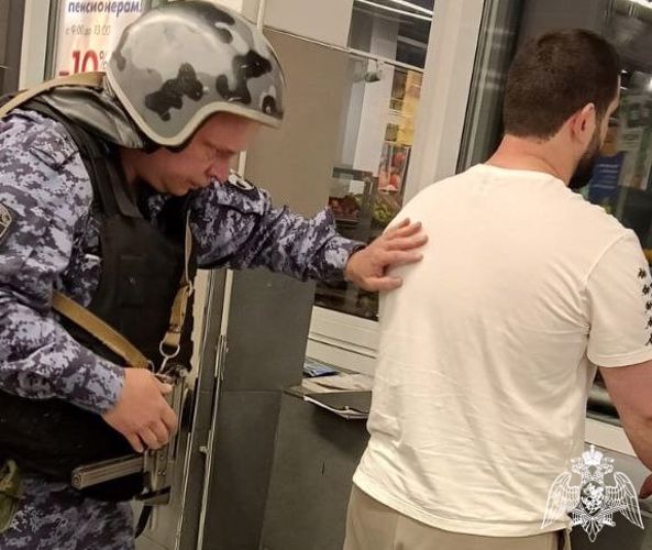 Росгвардейцы задержали вора, устроившего драку с охранником подмосковного магазина 