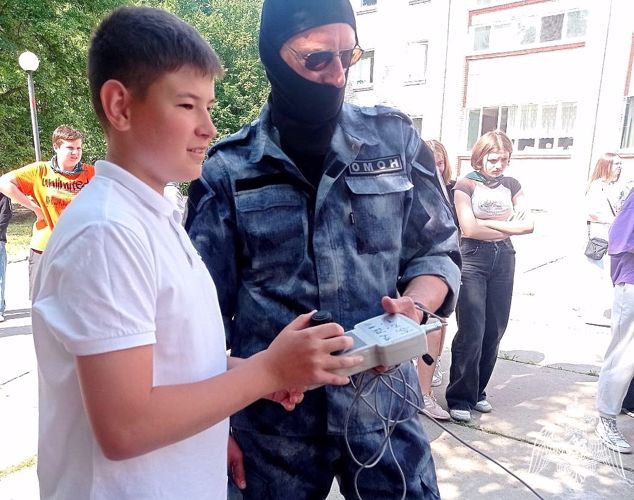 Сотрудники ОМОН «Русич» познакомили школьников с работой взрывотехников и кинологов