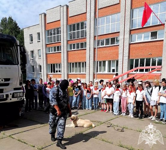 Сотрудники ОМОН «Русич» познакомили школьников с работой взрывотехников и кинологов
