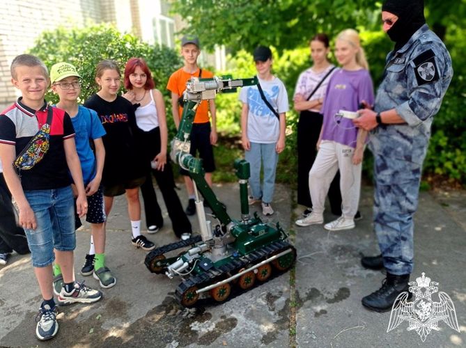 Сотрудники ОМОН «Русич» познакомили школьников с работой взрывотехников и кинологов