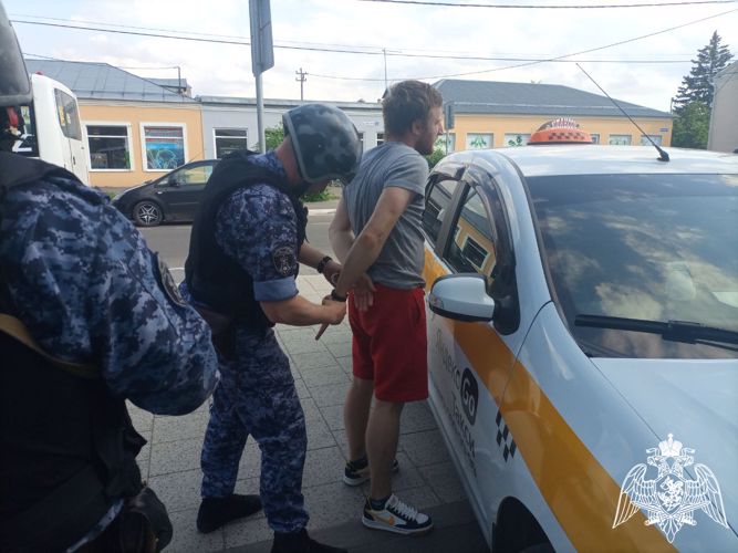 Сотрудники Росгвардии задержали мужчину, подозреваемого в хищении денежных средств с банковской карты в Подмосковье (Видео)