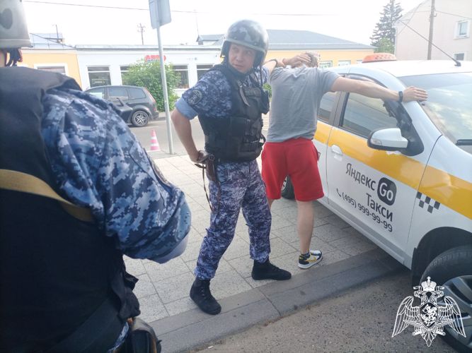 Сотрудники Росгвардии задержали мужчину, подозреваемого в хищении денежных средств с банковской карты в Подмосковье (Видео)