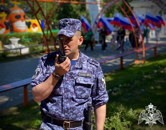 Росгвардейцы обеспечивают охрану правопорядка во время празднования Дня России