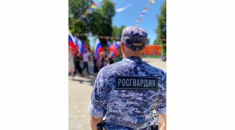 Росгвардейцы обеспечивают охрану правопорядка во время празднования Дня России