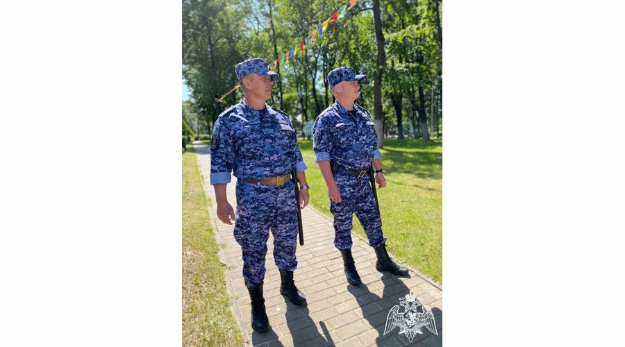 Росгвардейцы обеспечивают охрану правопорядка во время празднования Дня России