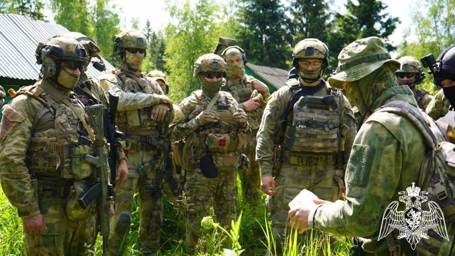 Занятия в полевых условиях провели спецподразделения Росгвардии в Подмосковье