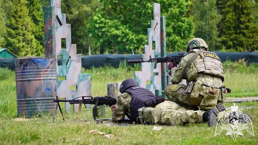 Занятия в полевых условиях провели спецподразделения Росгвардии в Подмосковье