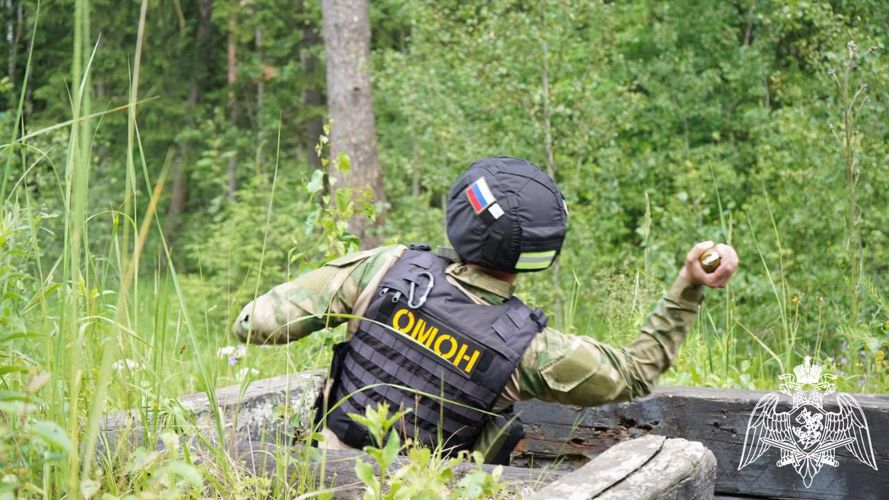 Занятия в полевых условиях провели спецподразделения Росгвардии в Подмосковье