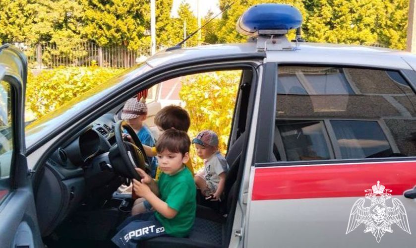 Сотрудники Росгвардии рассказали воспитанникам «Семейного центра помощи семье и детям» о своей службе